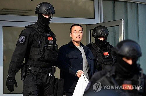 몬테네그로의 권도형권도형씨가 3월 23일(현지시간) 몬테네그로 수도 포드고리차에 있는 경찰청에서 조사받은 뒤 무장 경찰대에 이끌려 경찰청 밖으로 나오고 있다. [EPA 연합뉴스 자료사진]